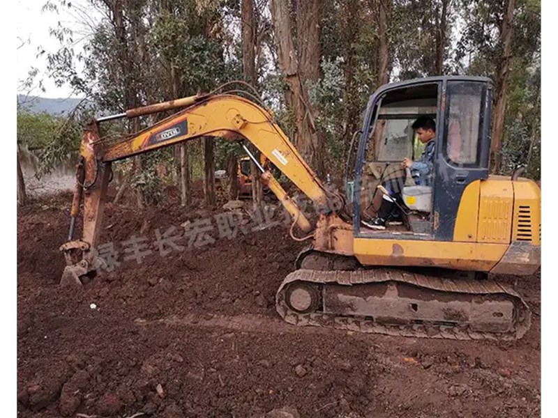 彌勒挖機培訓學校怎么樣？選擇挖機培訓學校時需要考慮哪些問題？