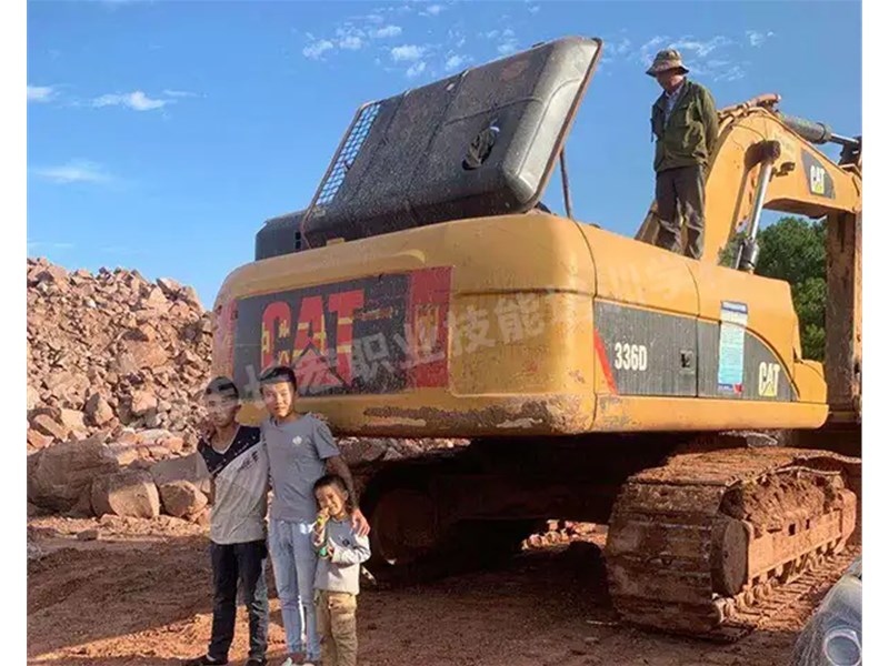 安寧挖機培訓學校提醒大家在入行挖掘機圈之前需要先搞清學挖掘機的準備工作